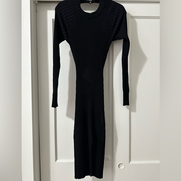 Lulu’s open back sweater dress - Picture 2 of 4